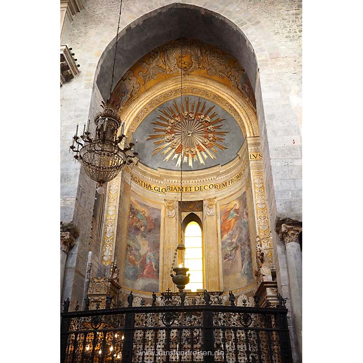 Madonnenfigur mit Kind Jesus Kathedrale Catania