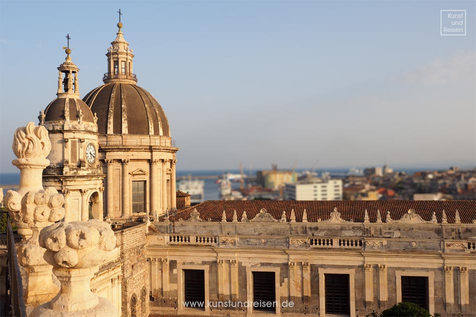 Kuppel Glockenturm Dom, Hintergrund Hafen Catania
