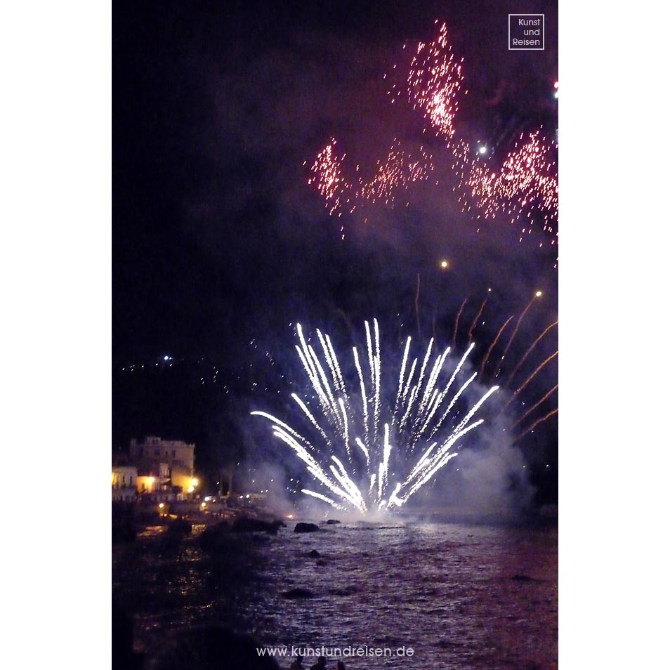 Feuerwerk über dem Meer, Giardini Naxos